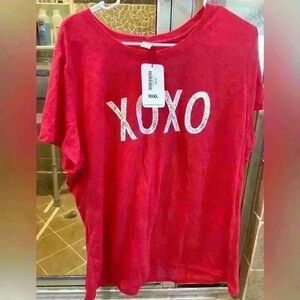 Betsy Boo’s Boutique XOXO red and white t-shirt in size XXXL. 💋